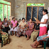 من الأرشيف: نساء يتعلمن في فصل دراسي في قرية في سري لانكا.