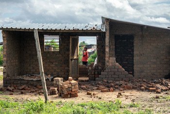 热带气旋“伊代”对津巴布韦东南部的一处难民营造成严重破坏，据估计有两千多所房屋被毁。
