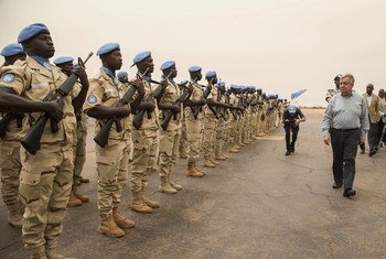 Le Secrétaire général de l'ONU, António Guterres, passe en revue une garde d'honneur composée de Casques bleus de la Mission multidimensionnelle des Nations Unies pour la stabilisation au Mali (MINUSMA) lors d'une visite à Mopti en mai 2018. (archive)