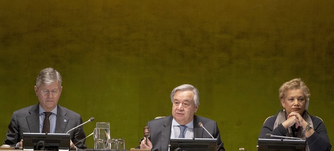 Le Secrétaire général de l'ONU, António Guterres (au centre), ouvre la réunion ministérielle 2019 sur le maintien de la paix des Nations Unies.