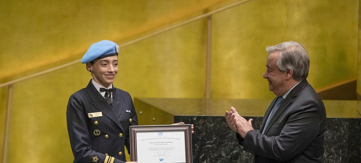 联合国秘书长古特雷斯（右）向布拉加少校颁发2019年度军队性别平等倡导人奖。