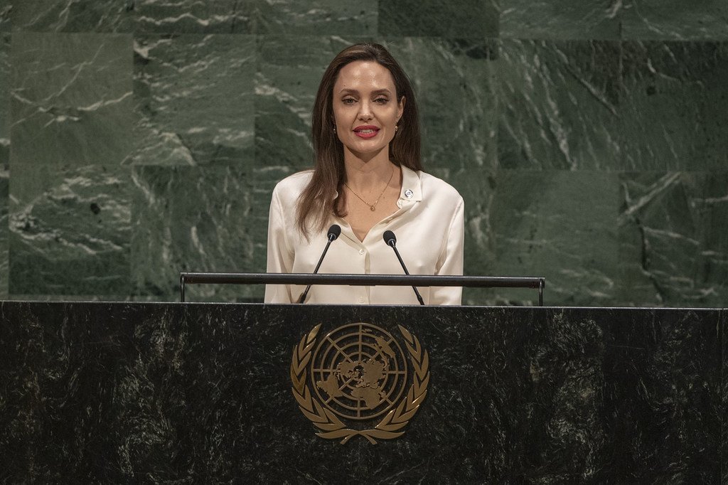 Angelina Jolie, Mjumbe Maalum wa Shirika la Umoja wa Mataifa la Kuhudumia Wakimbizi (UNHCR), akihutubia mkutano wa Mawaziri wa Kulinda Amani wa Umoja wa Mataifa wa mwaka 2019 katika makao makuu ya Umoja wa Mataifa jijini New York, Marekani.