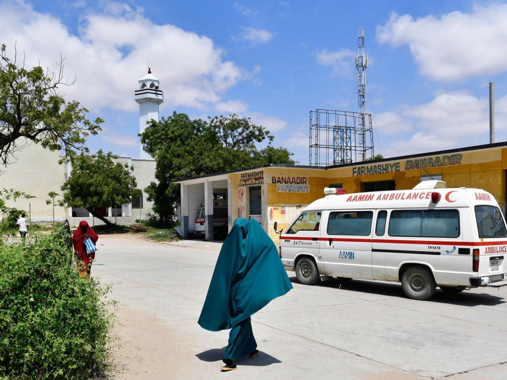 Mwanamke akipita pembeni ya gari la wagonjwa ndani ya hospitali ya Benadir mjini Mogadishu, Somalia.