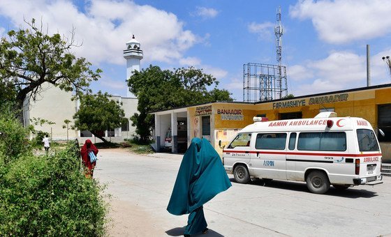 Mulher passa por uma ambulância nas instalações do Hospital Benadir em Mogadíscio, Somália.