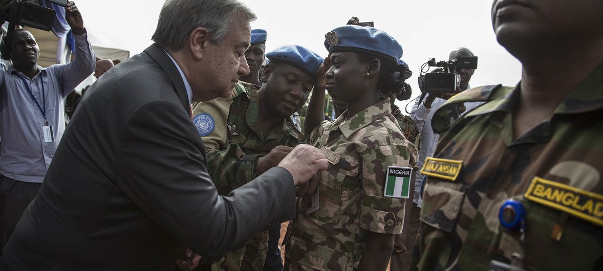 Le Secrétaire général de l'ONU, António Guterres, remet une médaille à une Casque bleue du Nigéria déployée au Mali, lors d'une cérémonie à Bamako en mai 2018.