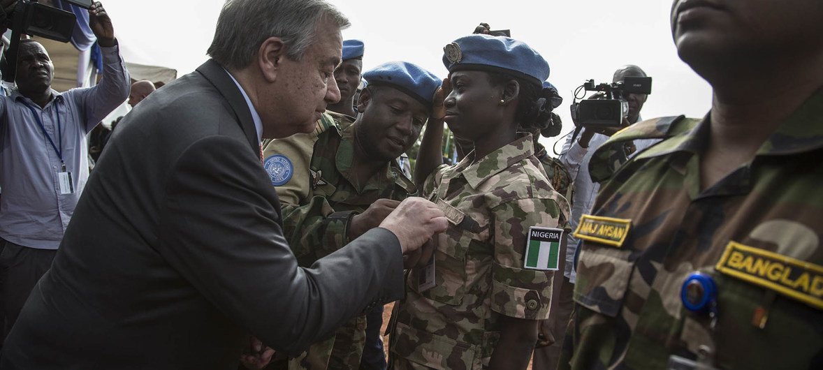 Secretary-General António Guterres awards a medal to a peacekeeper from the Nigerian contingent of MINUSMA during the wreath-laying ceremony to honour peacekeepers killed in the line of duty, Bamako, May 2018. 