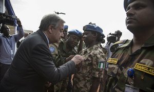 Secretary-General António Guterres awards a medal to a peacekeeper from the Nigerian contingent of MINUSMA during the wreath-laying ceremony to honour peacekeepers killed in the line of duty, Bamako, May 2018. 
