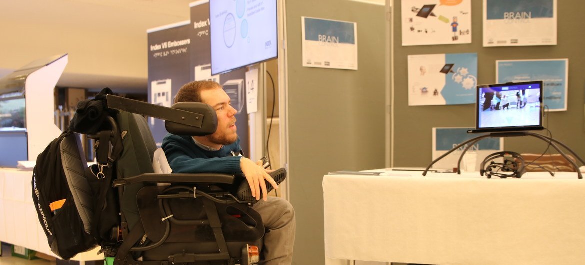 辅助技术可以让人通过脑电波进行书写或操控空间中的物体。