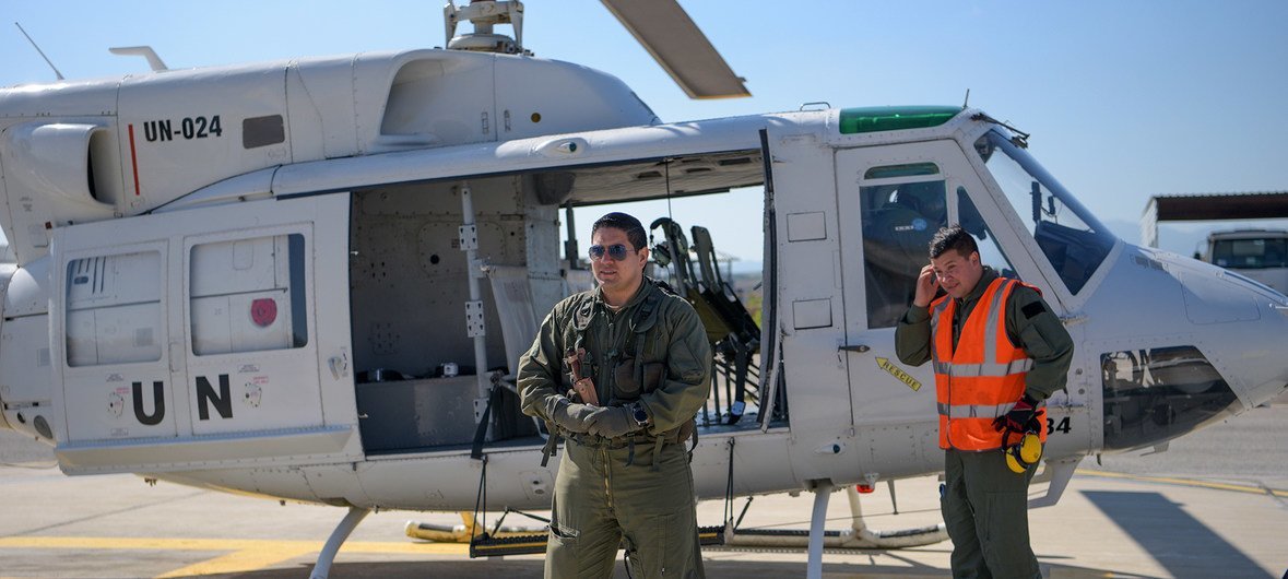 El personal de la unidad de vuelo de la Fuerza de la ONU para el Mantenimiento de la paz en Chipre patrulla helicópteros a lo largo de la zona de amortiguación periódicamente.