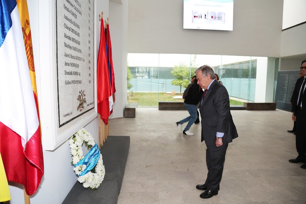 الأمين العام انطونيو غوتيريش يضع إكيلا من الزهور أثناء زيارته للمتحف الوطني بباردو تكريما لذكرى ضحايا العمل الإرهابي عام 2015- تونس. 1 أبريل/نيسان 2019