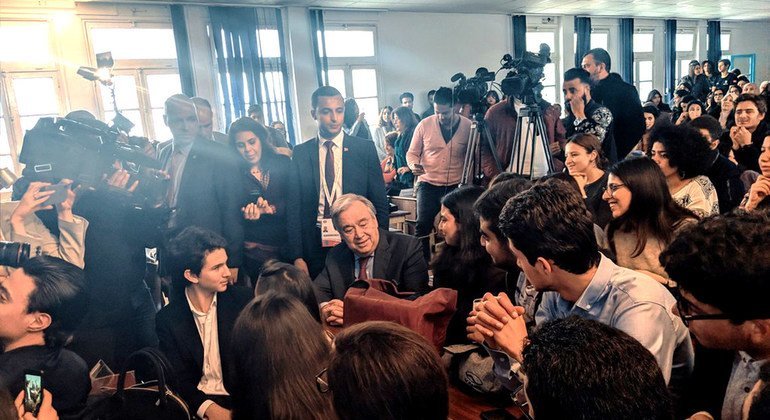 الأمين العام أنطونيو غوتيريش يلتقي طالبات وطلاب جامعيين تونسيين في مقر كلية العلوم القانونية والسياسية والاجتماعية. 1 أبريل/نيسان 2019.
