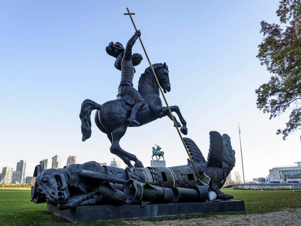 La sculpture Le Bien défait le Mal, au siège de l’ONU, représente St. George terrassant le dragon. Le dragon a été créé à partir de fragments de missiles nucléaires soviétiques SS-20 et américains Pershing qui ont été détruits en vertu du traité FNI.