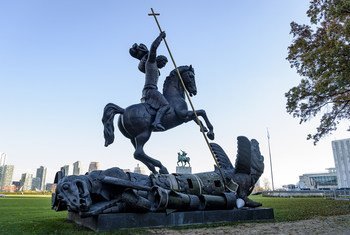 Скульптура работы Зураба Церетели "Добро побеждает зло", преподнесенная ООН Советским Союзом в качестве подарка по случаю 45-летия Организации