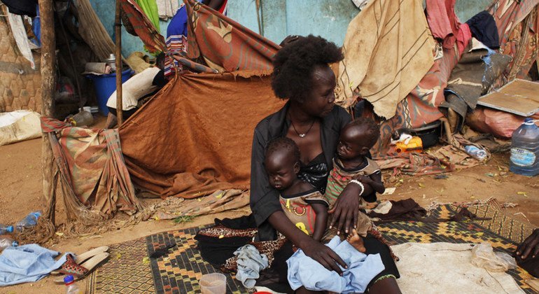 Las gemelas Elizabeth y Madelina, que sufren de malnutrición, están con un familiar en la calle en la que viven en Juba, en Sudán del Sur.