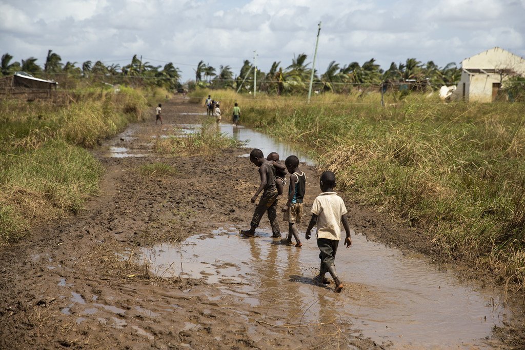 孩子们在莫桑比克的布兹（Buzi）的泥泞街道上行走。这里仍能看到“伊代”造成的洪水。
