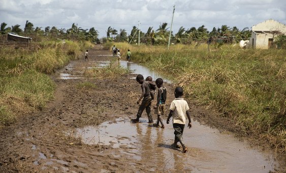 Crianças numa estrada de Búzi, em Moçambique, danificada pelo ciclone Idai