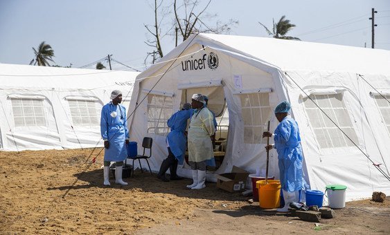 Trabalhadores humanitários entram numa tenda para tratamento de cólera na cidade da Beira.