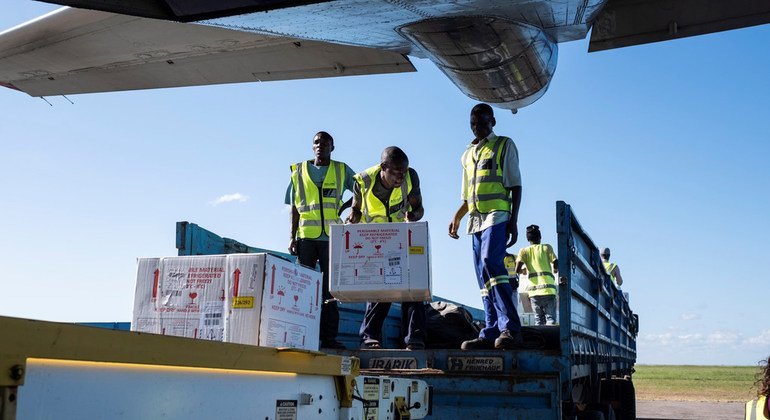 Des vaccins contre le choléra arrive à l'aéroport de Beira, au Mozambique le 2 avril 2019 (archive)