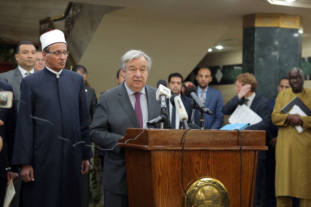 A la mosquée al-Azhar, au Caire, le Secrétaire général António Guterres exprime sa solidarité et souligne la nécessité de combattre l'islamophobie, ainsi que toutes les formes de haine et de fanatisme. 2 avril 2019.