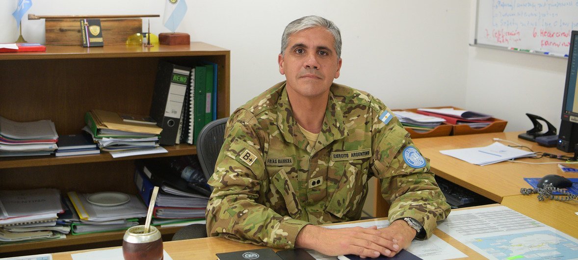 El teniente coronel argentino Jorge Frías en las dependecias de la Fuerza de las Naciones Unidas para el Mantenimiento de la paz en Chipre (UNFICYP). 