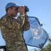 Миротворец ООН патрулирует буферную зону, разделяющую позиции кипрской национальной гвардии и турецких и кипрско-турецких сил. 