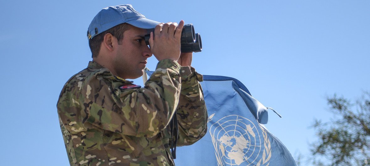 Un Casque bleu de la Force de la mission des Nations Unies UNFICYP participe à une patrouille de routine le long de la zone tampon à Chypre.