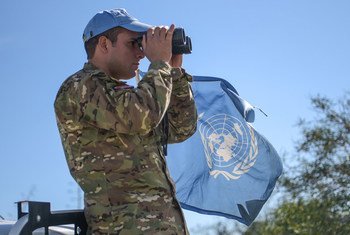 أحد حفظة السلام التابعين لقوة الأمم المتحدة لحفظ السلام في قبرص يشارك في دورية روتينية على طول المنطقة العازلة في قبرص.