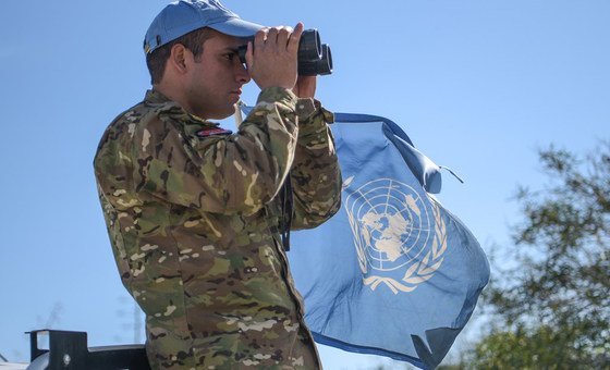 Миротворец ООН патрулирует буферную зону, разделяющую позиции кипрской национальной гвардии и турецких и кипрско-турецких сил. 