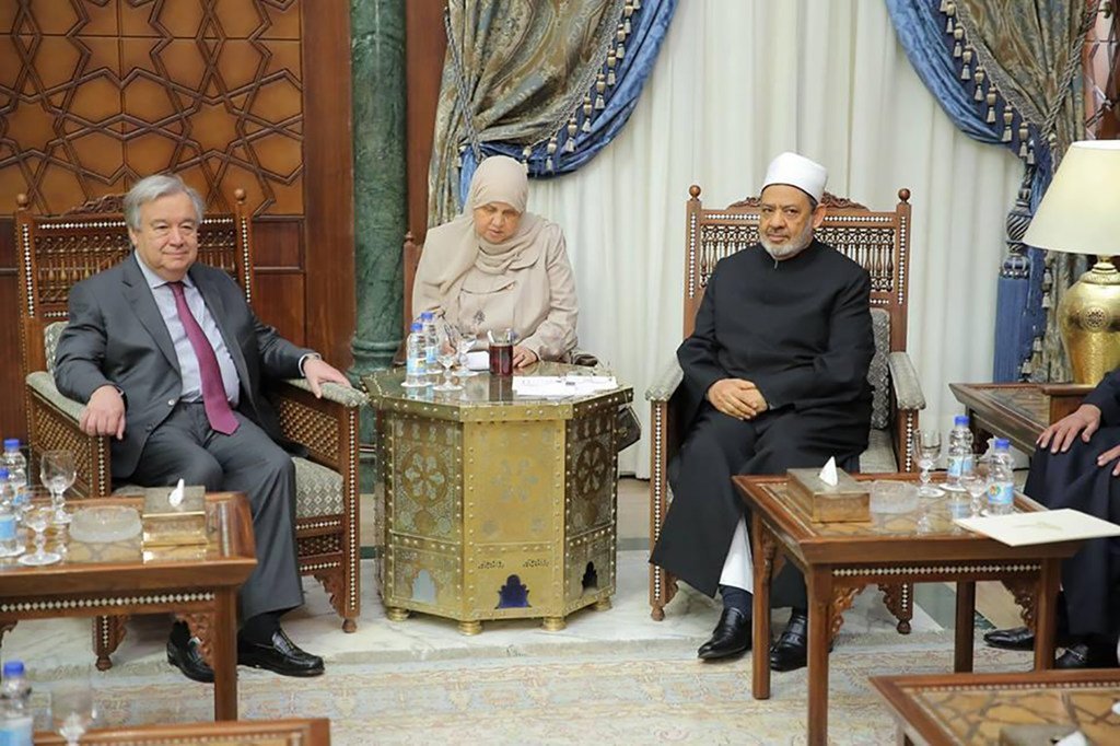 الأمين العام للأمم المتحدة أنطونيو غوتيريش يلتقي مع الإمام الأكبر شيخ الأزهر أحمد الطيب خلال زيارته لجامع الأزهر في القاهرة.