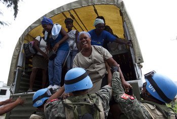 UN peacekeepers in Haiti support the relocation of people ahead of the arrival of a tropical storm. (file 2010)