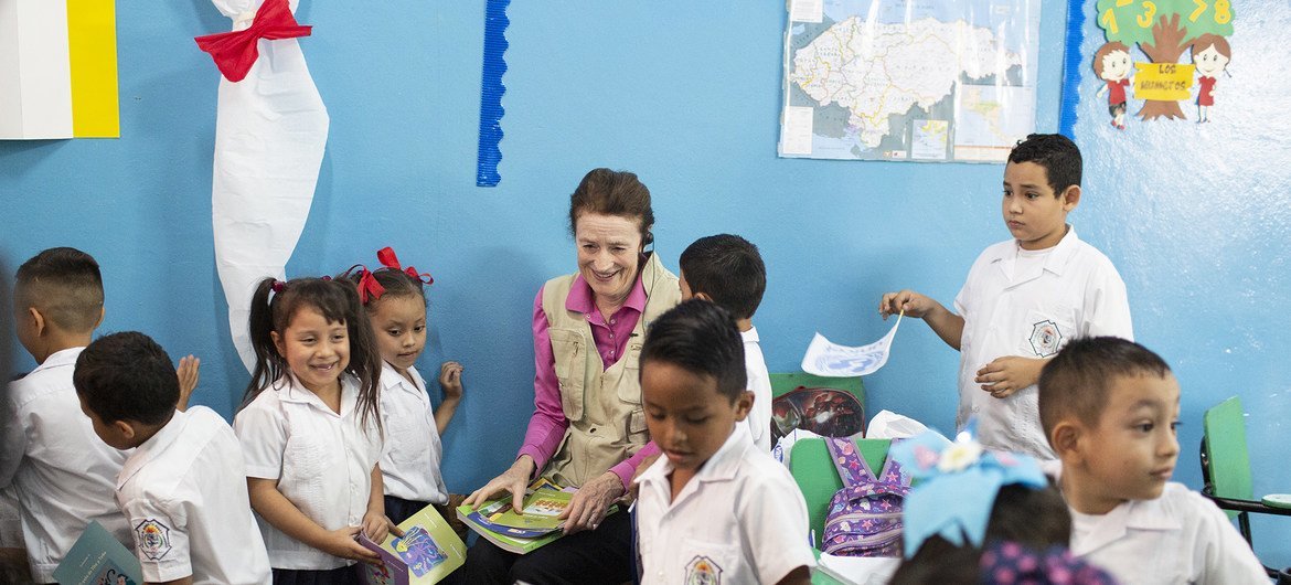 यूनीसेफ़ की कार्यकारी निदेशक हैनरिएटा फ़ोर हाँडूरास के एक स्कूल में बच्चों के साथ.