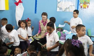 La directora ejecutiva de UNICEF, Henrieta H. Fore, con estudiantes de la escuela Roberto Suazo Córdoba, en Tegucigalpa. 