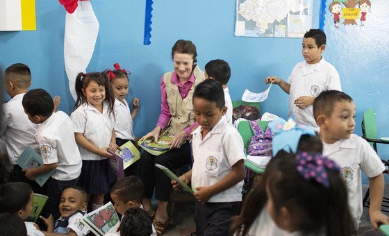 联合国儿童基金会执行主任福尔在洪都拉斯的一所学校会见学生。