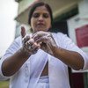 Une infirmière se lave les mains avec du savon avant d'examiner une patiente à Shrawasti, en Inde.