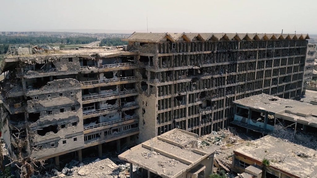 مشهد من فيلم "الموصل - مدينة تحت احتلال داعش" يوضح حجم الخراب الذي خلفته الحرب من الدمار والمباني المفخخة بالمتفجرات.