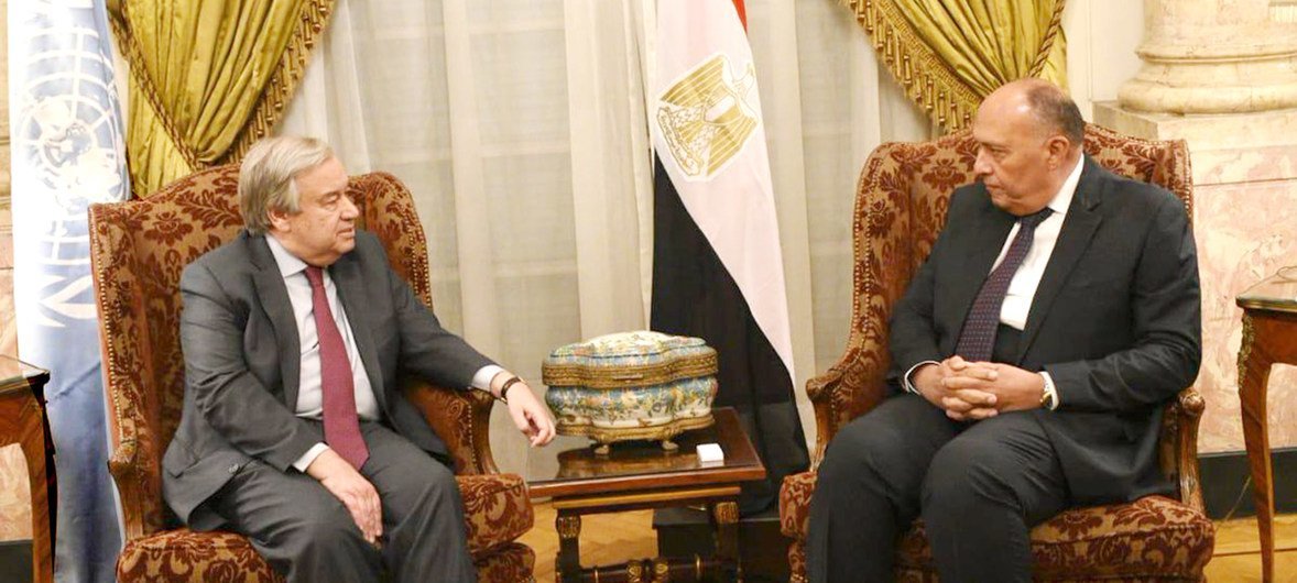  الأمين العام للأمم المتحدة أنطونيو غوتيريش أثناء لقائه مع وزير الخارجية المصري سامح شكري خلال زيارته إلى القاهرة.
