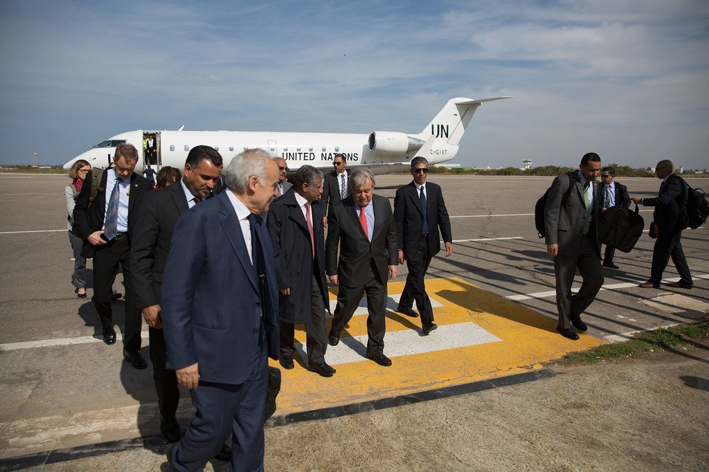 Le Secrétaire général de l'ONU, António Guterres, et son envoyé pour la Libye, Ghassan Salame, arrivent à Tripoli, accueillis par le Secrétaire adjoint aux affaires politiques du ministère libyen des affaires étrangères, Lutfi Almughrabi.