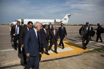 Генсек ООН завершил визит в Ливию. На фото: Генсека ООН Антониу Гутерриша встречают в аэропорту Триполи. 4 апреля 2019 года.  