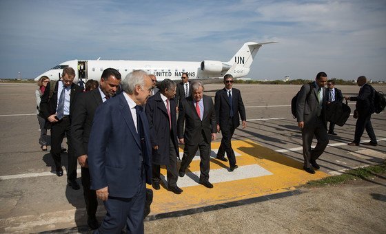 Ao desembarcar no país, na quarta-feira, o chefe da ONU expressou seu total empenho “em apoiar um processo político liderado pela Líbia que conduza à paz, à estabilidade, à democracia e à prosperidade para o povo”.
