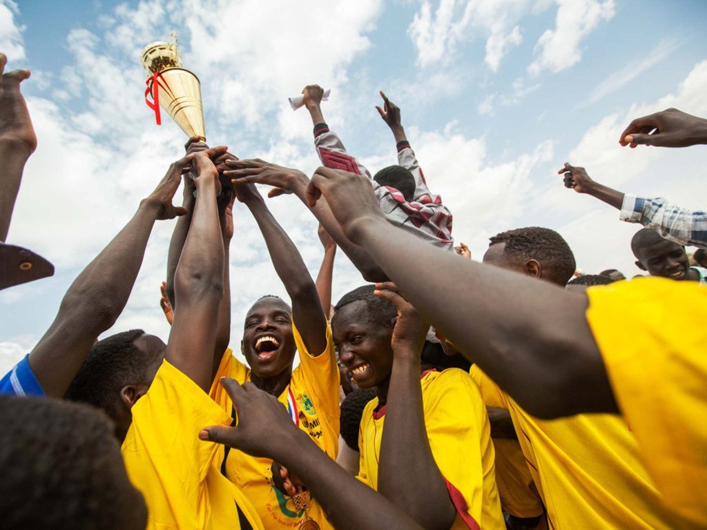 Des joueurs de football célèbrent leur victoire lors dun match dans le camp de déplacés de Zam Zam au Darfour.