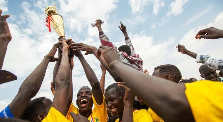 Des joueurs de football célèbrent leur victoire lors dun match dans le camp de déplacés de Zam Zam au Darfour.