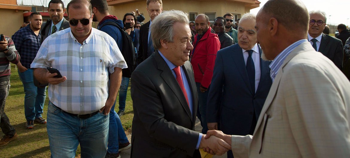 El Secretario General António Guterres saluda al personal de la UNSMIL durante una visita a Libia en abril de 2019.
