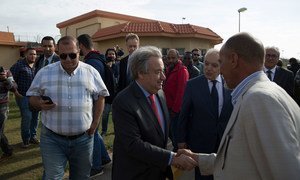 El Secretario General António Guterres saluda al personal de la UNSMIL durante una visita a Libia en abril de 2019.