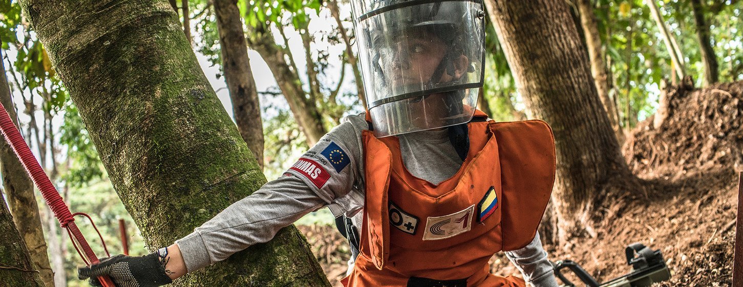 Tras el acuerdo de paz en Colombia, la remoción de minas por parte del Servicio de las Naciones dedicado a esta tarea se ha ampliado considerablemente. En la imagen, una empleada colombiana del Servicio.