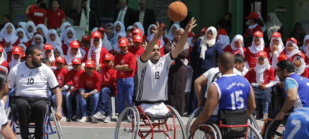 أطفال من مدرسة تابعة للأونروا يشاهدون المنتخب الفلسطيني لكرة السلة على الكراسي المتحركة في حدث نظمته الأمم المتحدة للاحتفال باليوم الدولي للتوعية بالألغام والمساعدة في الأعمال المتعلقة بالألغام لعام 2017.