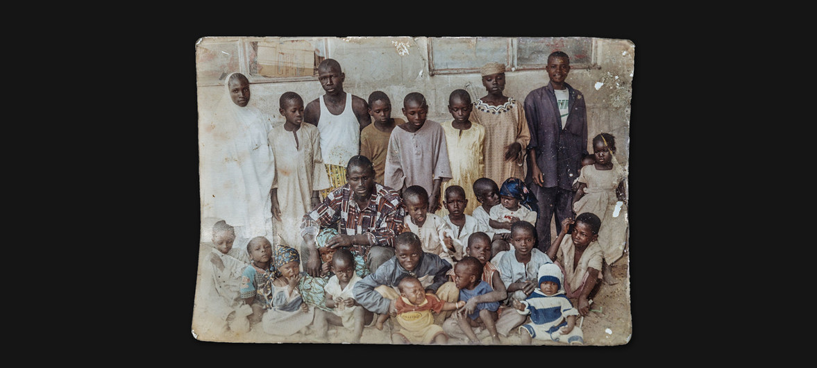 Una vieja foto familiar guardada por Oza Modu. La fotografía fue tomada hace 20 años en Baga, una ciudad ubicada al noreste de Nigeria, tras los ataques del grupo terrorista Boko Haram. 
