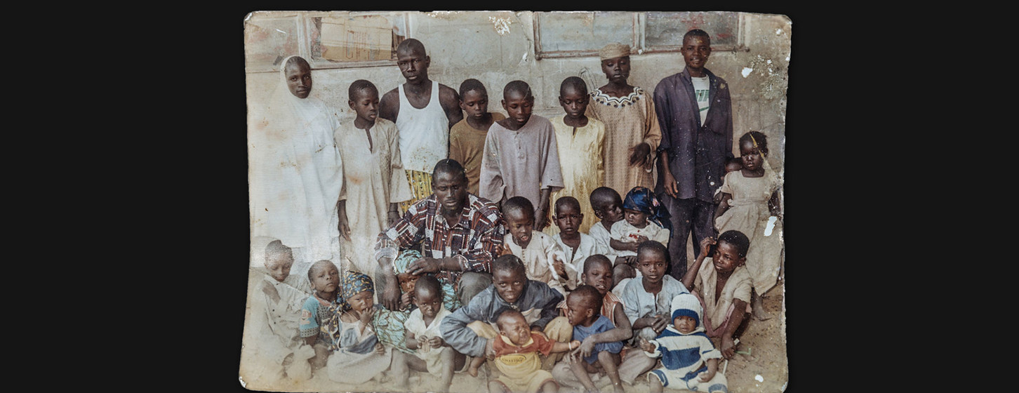 Una vieja foto familiar guardada por Oza Modu. La fotografía fue tomada hace 20 años en Baga, una ciudad ubicada al noreste de Nigeria, tras los ataques del grupo terrorista Boko Haram.