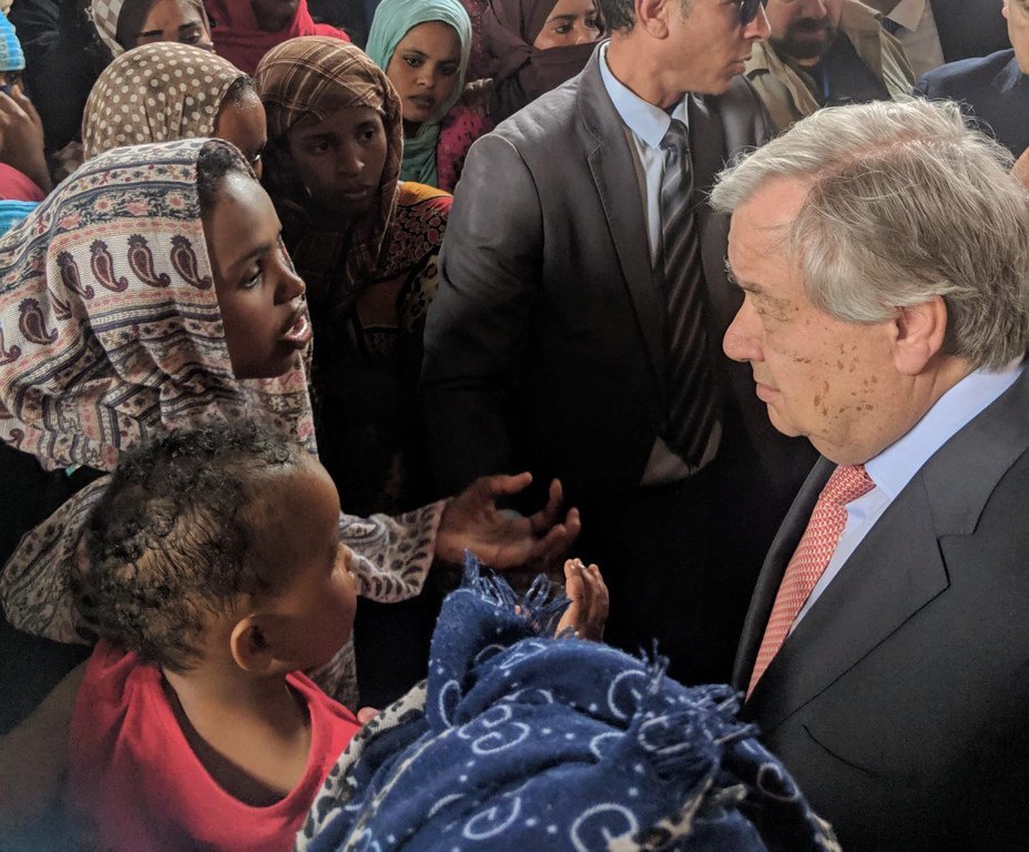 الأمين العام للأمم المتحدة أنطونيو غوتيريش أثناء زيارة إلى مركز لاحتجاز اللاجئين والمهاجرين في طرابلس، ليبيا. 4 أبريل 2019.