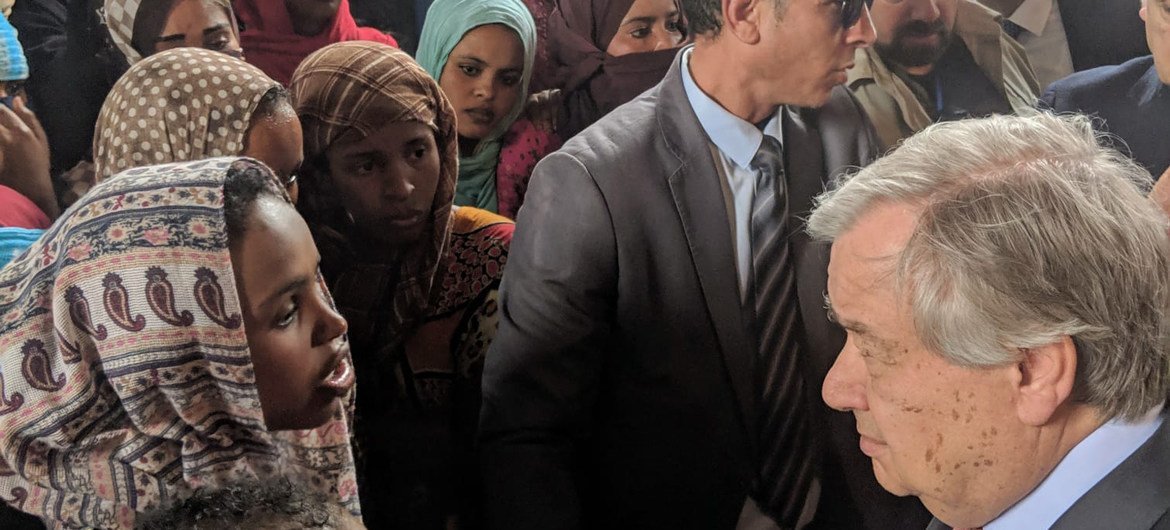 Katibu Mkuu wa Umoja wa Mataifa Antonio Guterres akikutana na wakimbizi na wahamaiaji katika kituo mjini Tripoli, Libya. 4 April 2019.