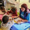 Сотрудница ЮНИСЕФ в центре для развития и поддержки детей в Колумбии